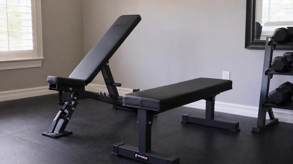 Guía para elegir banco de pesas plano regulable o declinable para entrenamiento