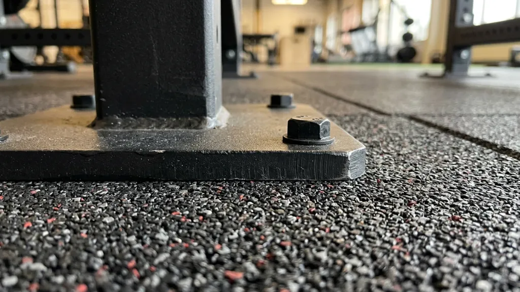 Zapata metálica de rack sobre palmeta verificando la resistencia del caucho sin deformación - Safe Sport