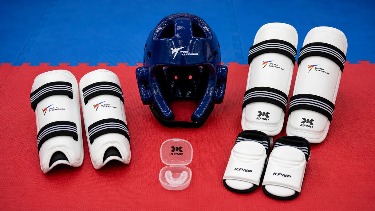 Set reglamentario de casco, empeineras y protecciones oficiales de equipamiento de taekwondo