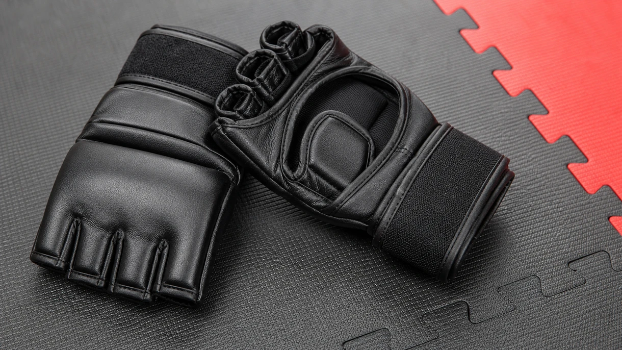 Detalle de palma abierta y diseño anatómico de guantillas de mma para combate y entrenamiento