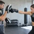 Entrenamiento con manoplas y paos de boxeo para artes marciales