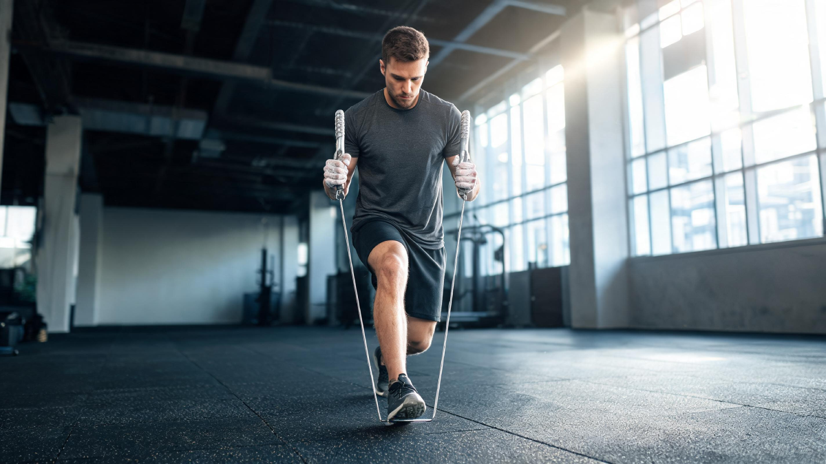 Atleta ajustando la longitud de su cuerda de velocidad pisando el cable con una zapatilla en un box de Crossfit