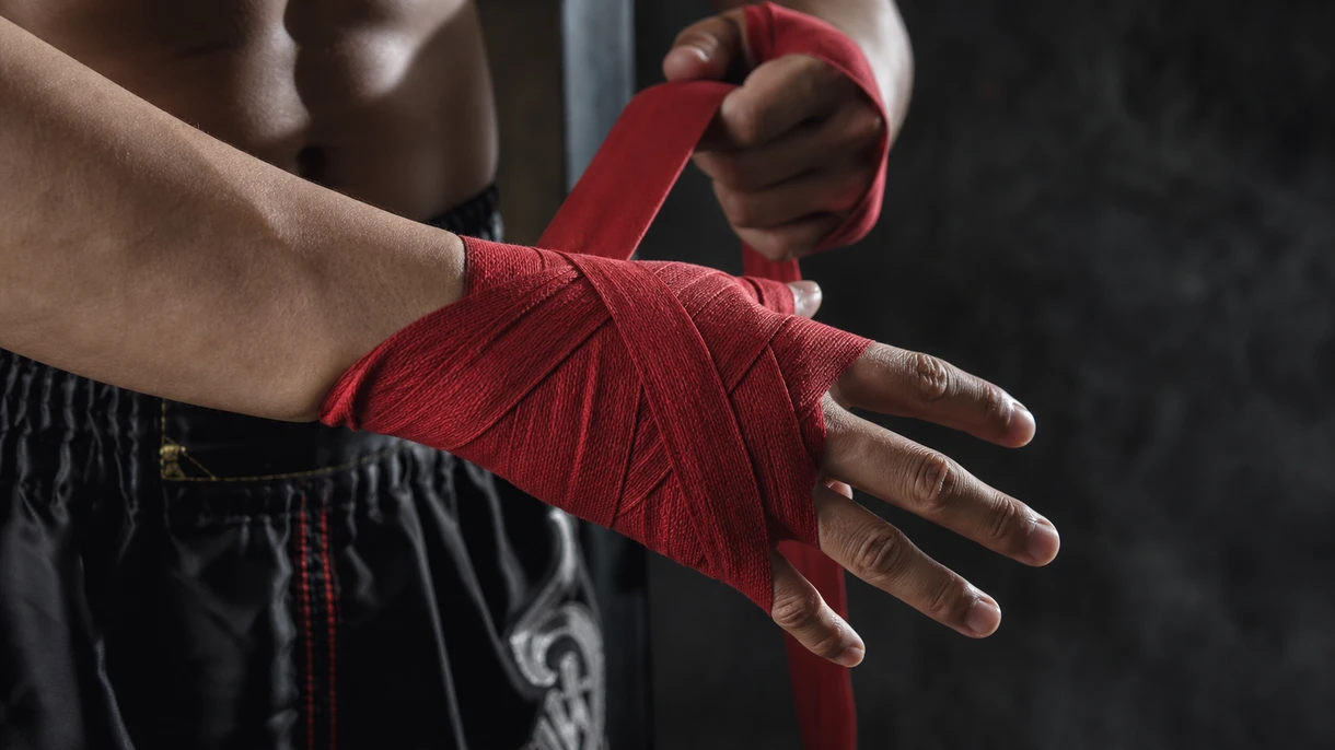 Técnica profesional para vendarse las manos para boxeo protegiendo muñeca y nudillos